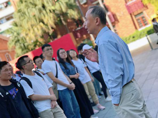 参观开始前，欧阳书记现场给全体师生介绍三大会议及会址情况1