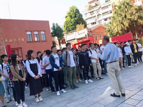 参观开始前，欧阳书记现场给全体师生介绍三大会议及会址情况2